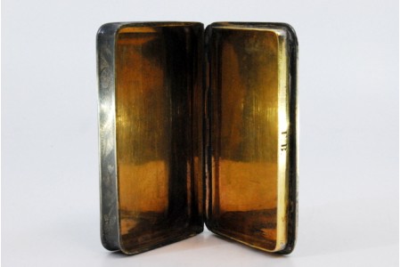 Caixa de rapé em prata nielada com interior dourado.